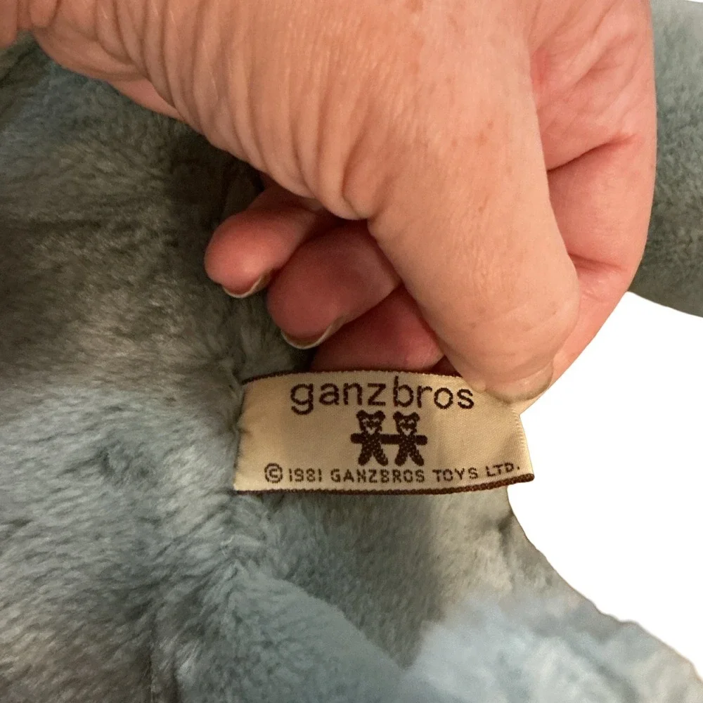 Vintage 1981 Wrinkles Dog Hand Puppet Ganzbros Grey Plush Medallion 9060276